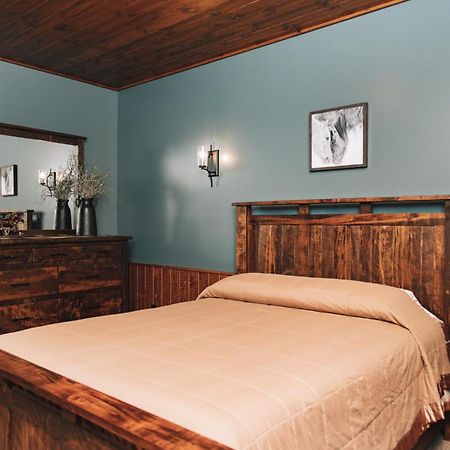 Sojourner'S Lodge & Log Cabin Suites Dundee Екстериор снимка