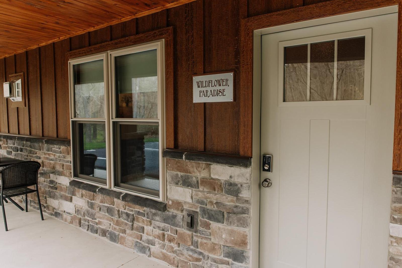 Sojourner'S Lodge & Log Cabin Suites Dundee Екстериор снимка