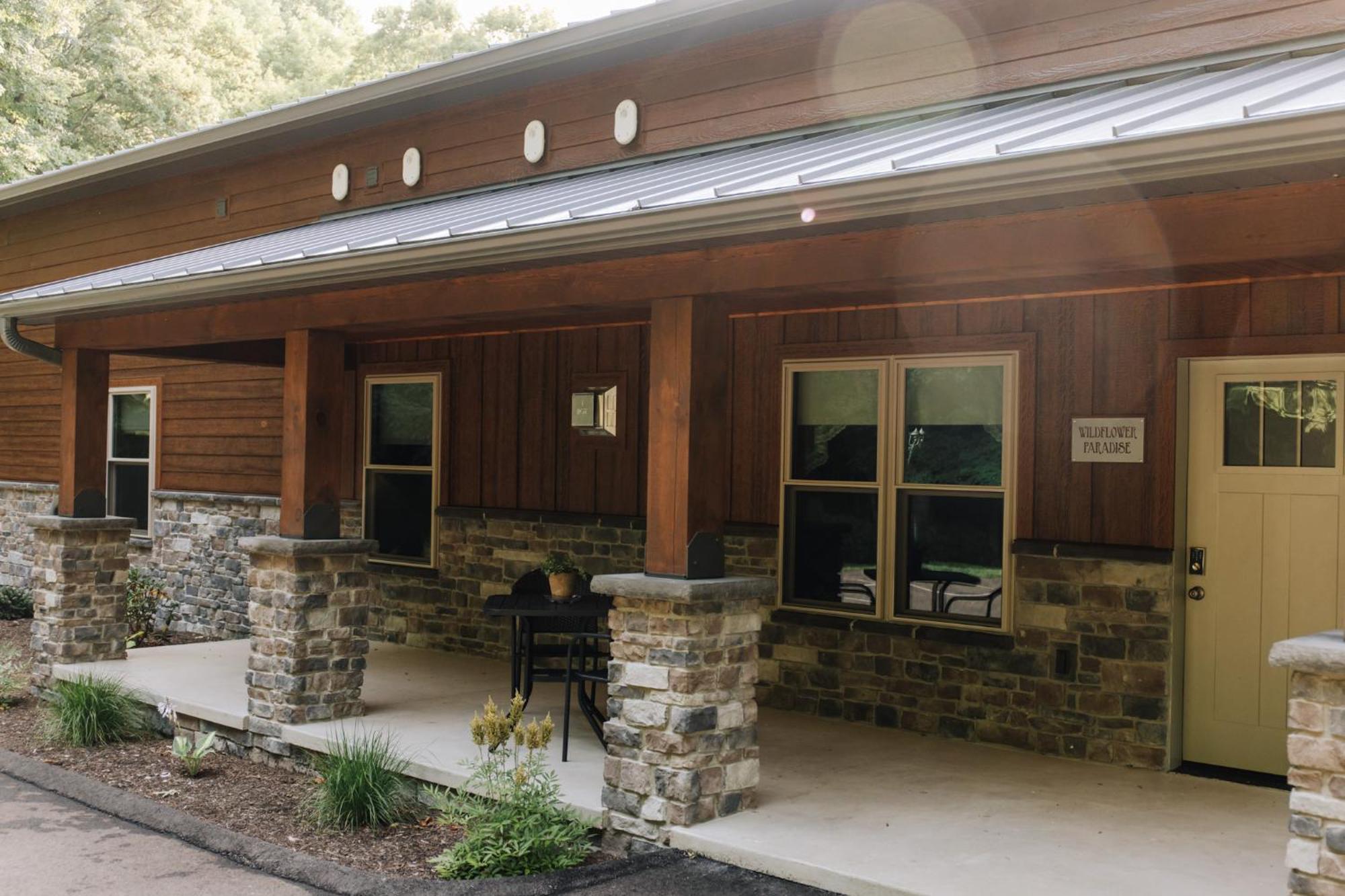 Sojourner'S Lodge & Log Cabin Suites Dundee Екстериор снимка