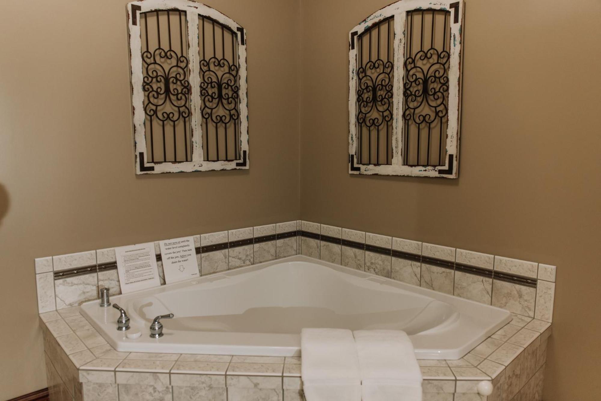 Sojourner'S Lodge & Log Cabin Suites Dundee Екстериор снимка